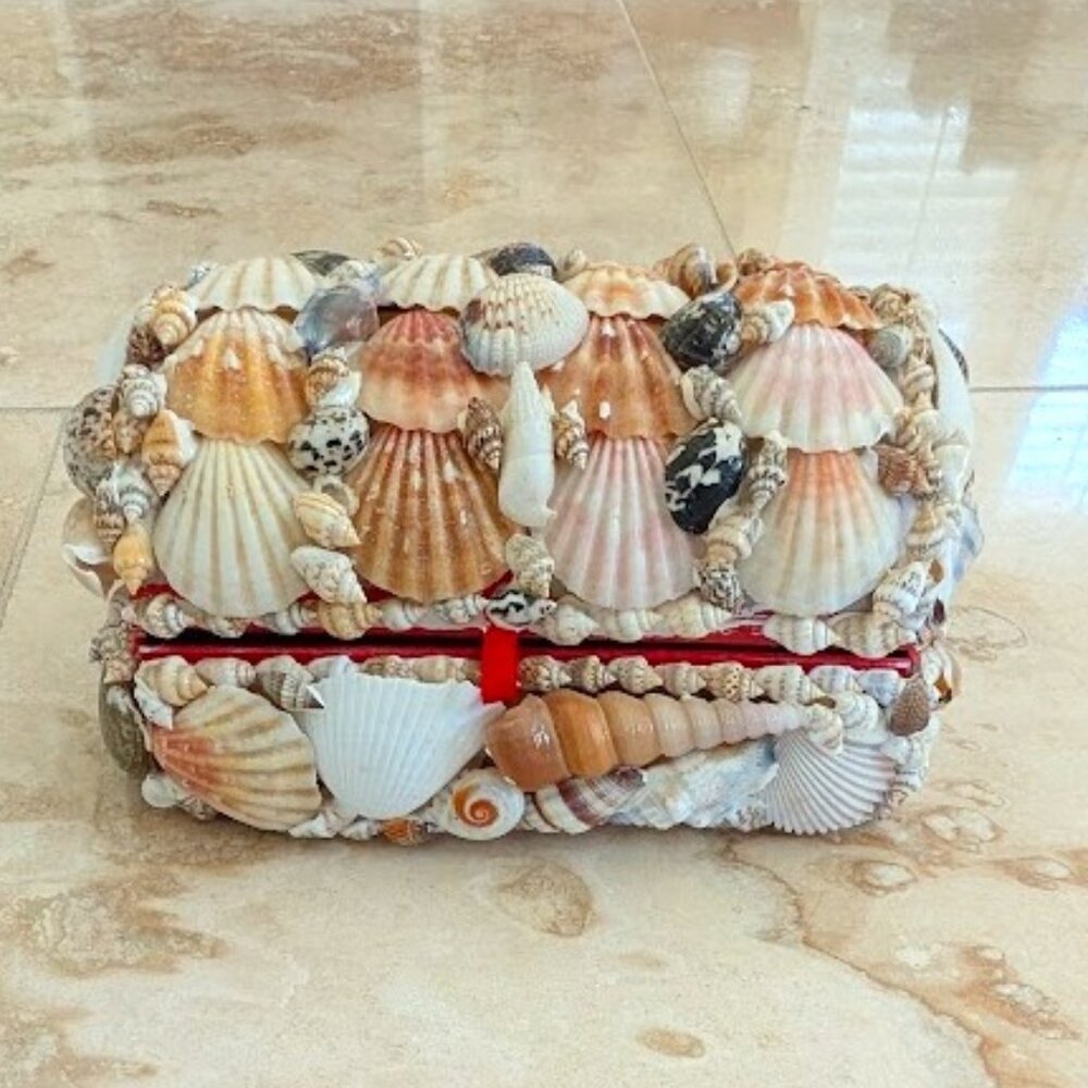 Shell trinket box with 2 shell necklaces